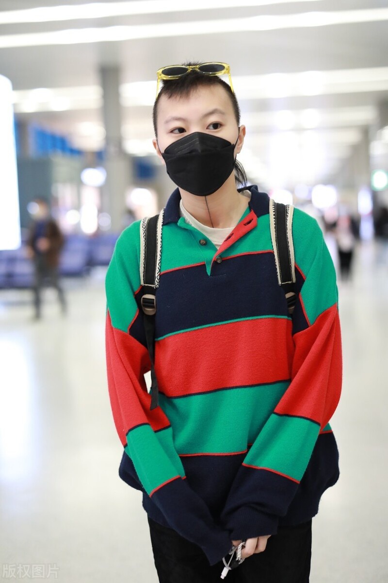 窦靖童犀利短发造型现身机场不畏他人眼光活出自我来