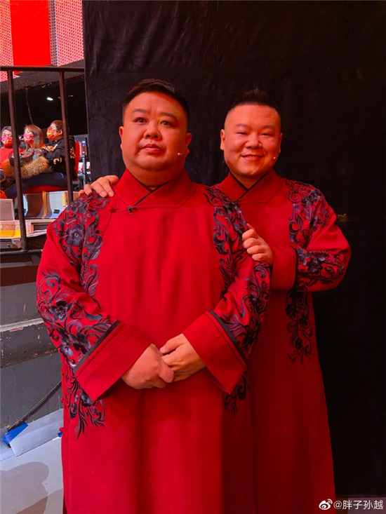 亲搭档心有灵犀,假期结束孙越问候粉丝,画风和岳云鹏一模一样