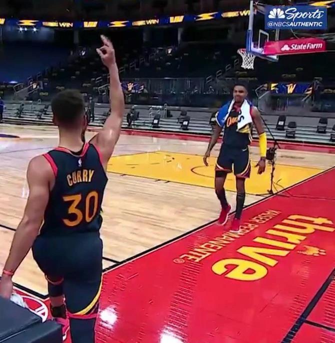 逆转热火,库里为何单膝跪地等待队友返回更衣室?就问热火脸疼不