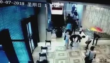 10岁男孩往井盖里扔鞭炮，瞬间爆炸，炸飞5米外……休闲区蓝鸢梦想 - Www.slyday.coM