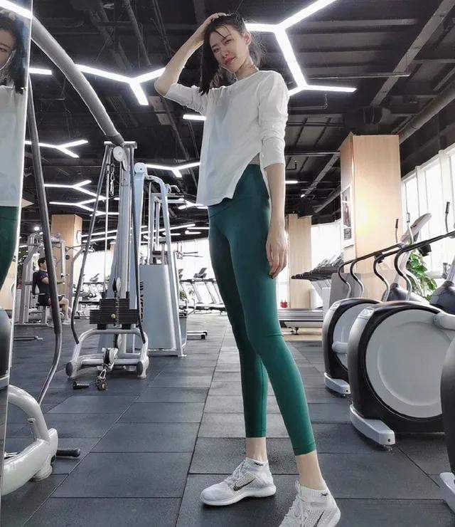 昔日国手许诺晒照稍微长胖了一小点少女感十足颜值达到巅峰