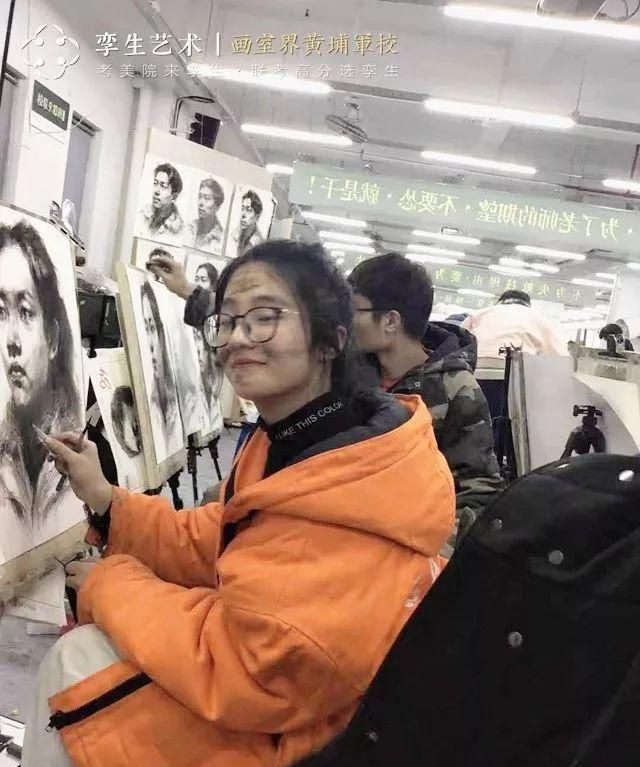 看到美术生的第一张画,大家都笑了,直到她掏出美院录取通知书……休闲区蓝鸢梦想 - Www.slyday.coM