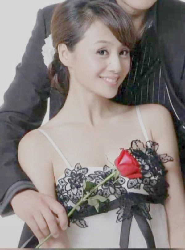 46岁曹颖晒和老公亲密照,穿蕾丝吊带裙太性感,身段完美锁骨突出