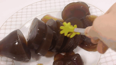 10岁男孩往井盖里扔鞭炮，瞬间爆炸，炸飞5米外……休闲区蓝鸢梦想 - Www.slyday.coM