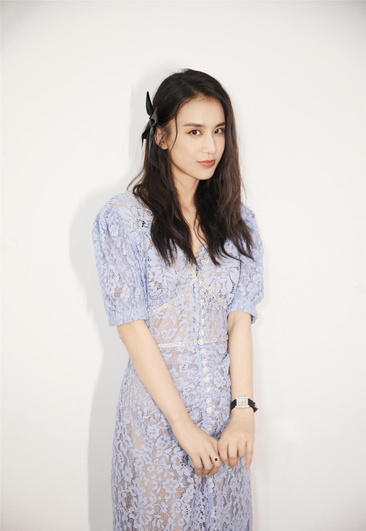 黄圣依好有气质感身穿粉色抹胸连衣裙秀尤物身材仙气飘逸