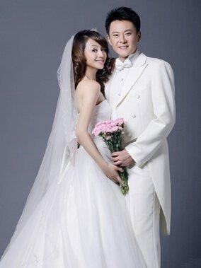 46岁曹颖晒和老公亲密照,穿蕾丝吊带裙太性感,身段完美锁骨突出