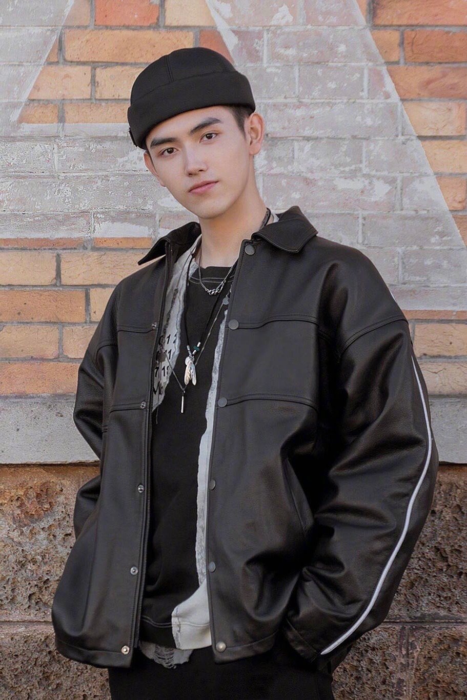 男星穿皮衣:李现霸道总裁,王一博机车男孩,王俊凯酷帅有范儿了