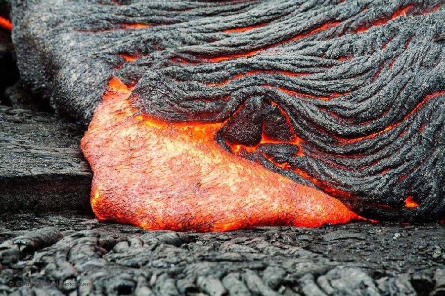 我们可以想象当火山喷发的时候,熔岩流过,它的表面冷却较快,因此形成