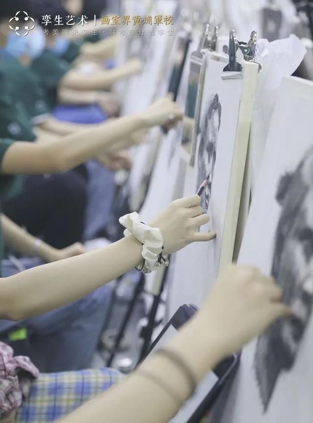 看到美术生的第一张画,大家都笑了,直到她掏出美院录取通知书……休闲区蓝鸢梦想 - Www.slyday.coM