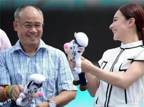 体操王子李宁近况:身价百亿,头发斑白略显老态,娇妻依然很美