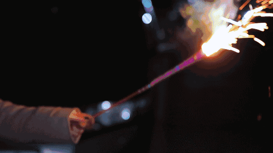 10岁男孩往井盖里扔鞭炮，瞬间爆炸，炸飞5米外……休闲区蓝鸢梦想 - Www.slyday.coM