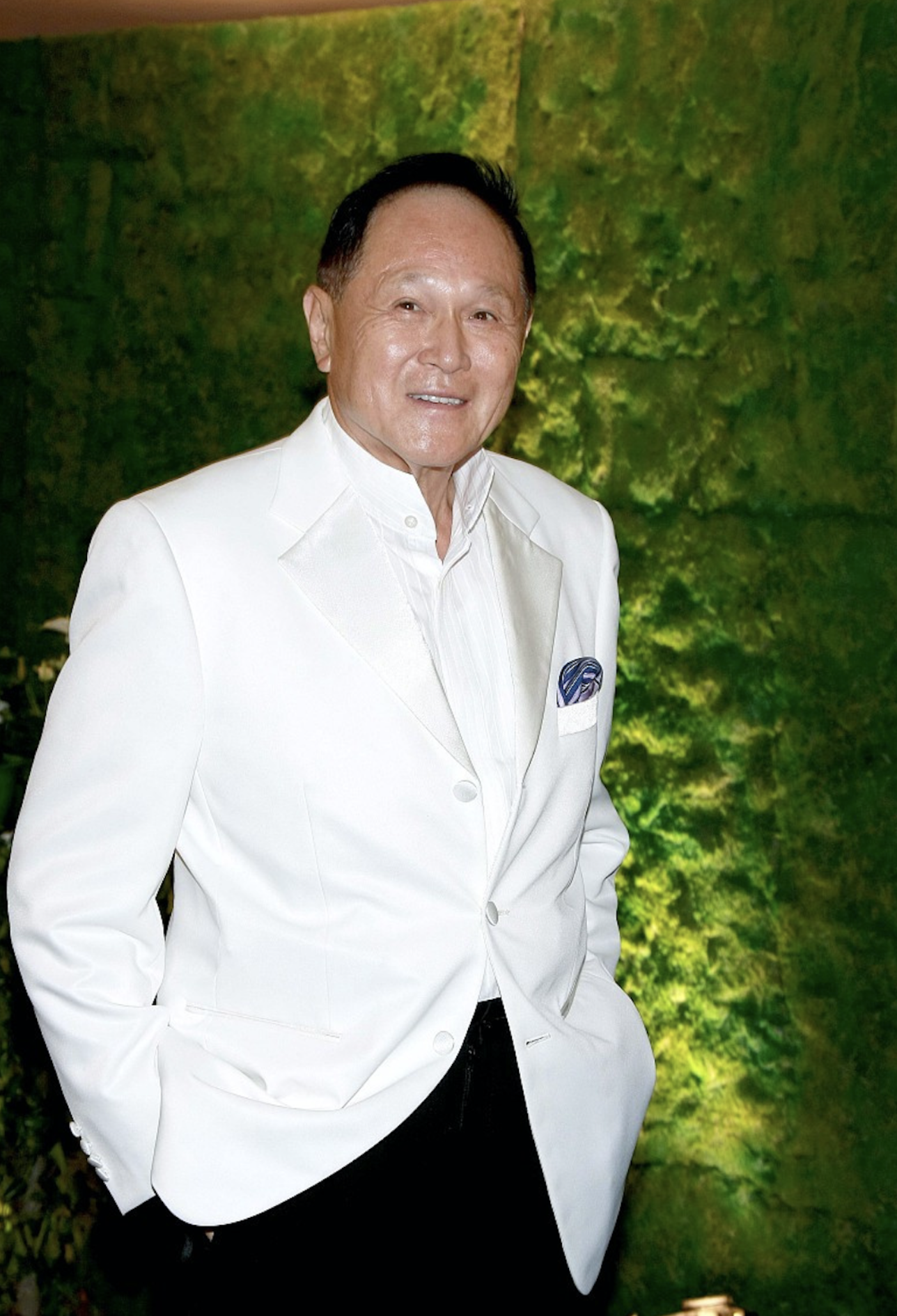 84岁赵世曾携新女伴用餐女方喂食拎包照顾周到享豪车接送待遇