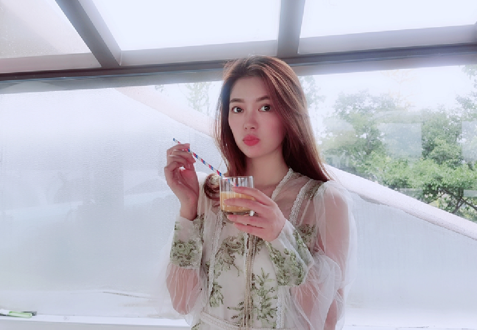 姬晴的颜值不算差,在喜剧领域绝对算是美女.