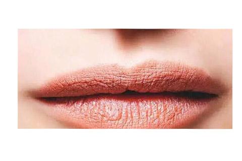 嘴型四:皱纹口嘴型特征是上下唇不对称,嘴唇的皱纹很多,拥有这种面相