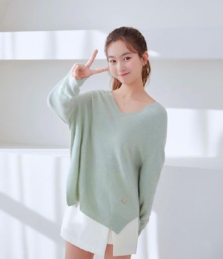 7号房的礼物小女孩晒近照17岁长发披肩五官精致像关晓彤