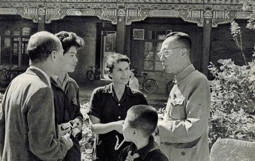 溥仪出狱后，去看望寺庙里的老太监，太监是怎么称呼他的？休闲区蓝鸢梦想 - Www.slyday.coM