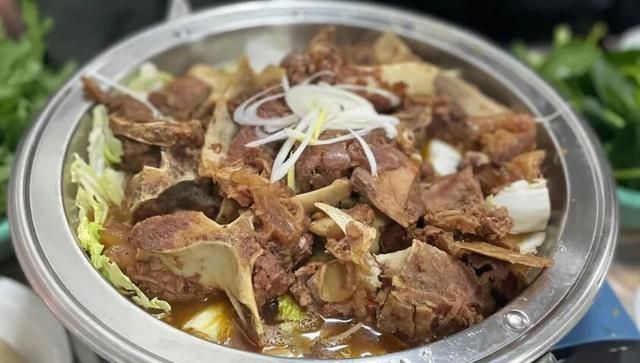 武汉这家牛骨头店,老板是河南人,却做出了让武汉人着迷的味道