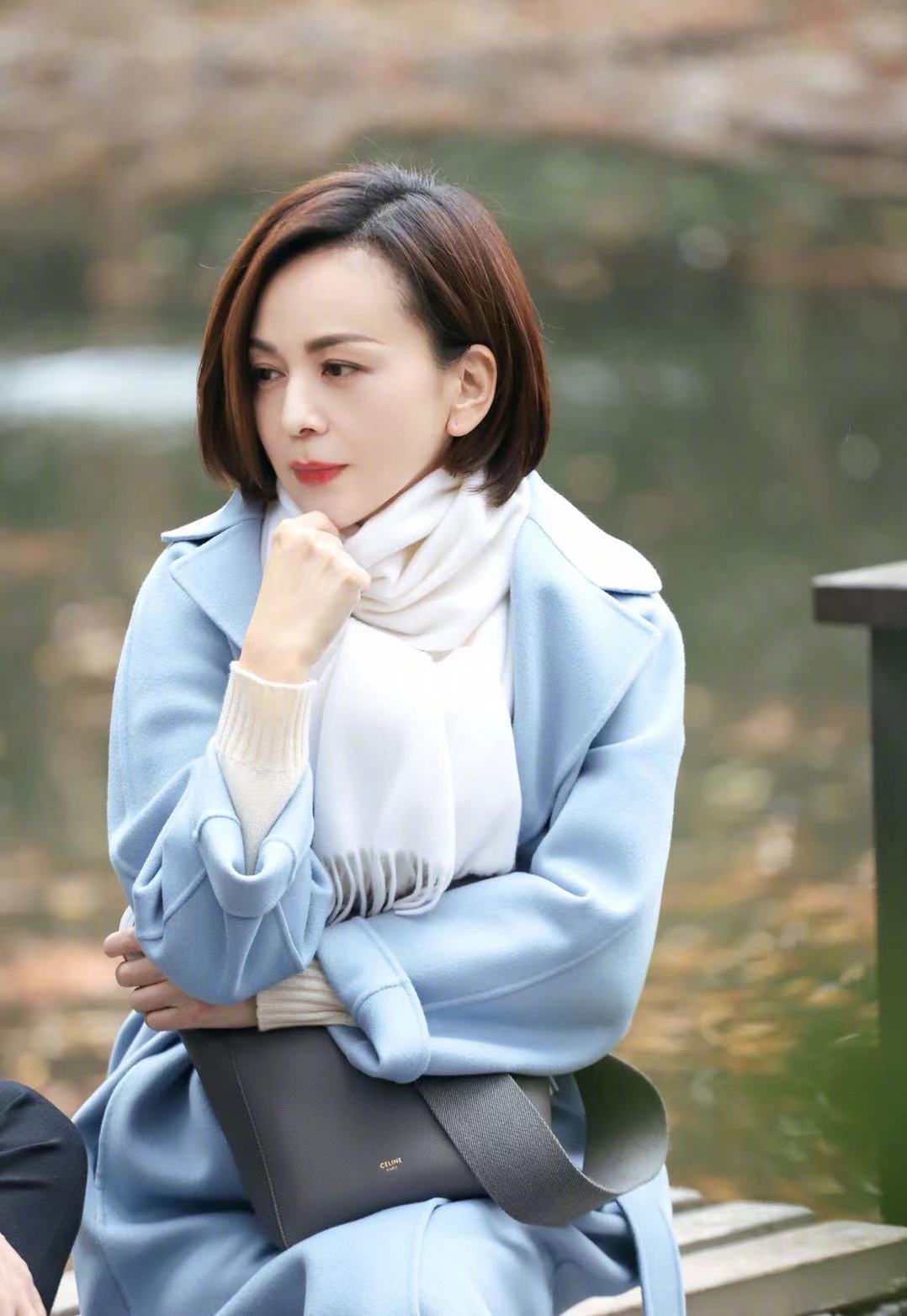 王琳穿蓝色系大衣白色针织衫是真好看看起来很减龄