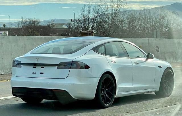 特斯拉新款models实车现身配传统方向盘