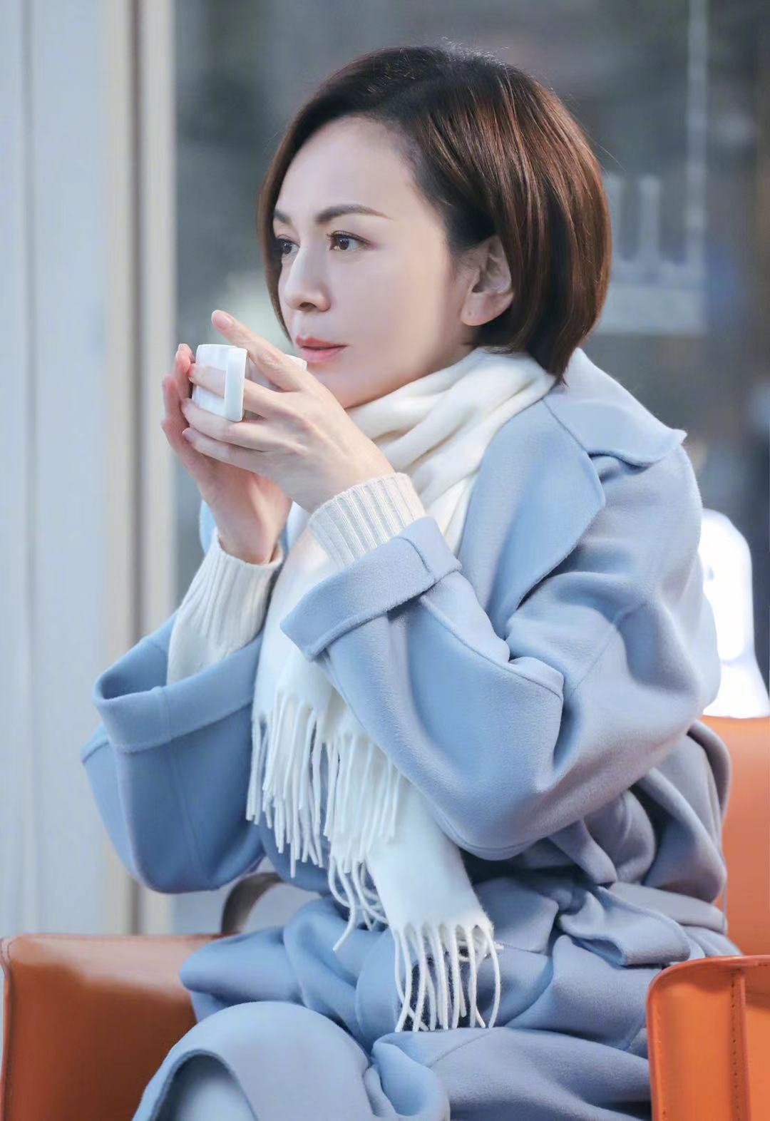 王琳穿蓝色系大衣白色针织衫是真好看看起来很减龄