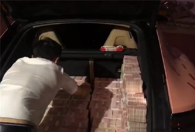 满满后备箱全是现金,画面感十足-新浪汽车