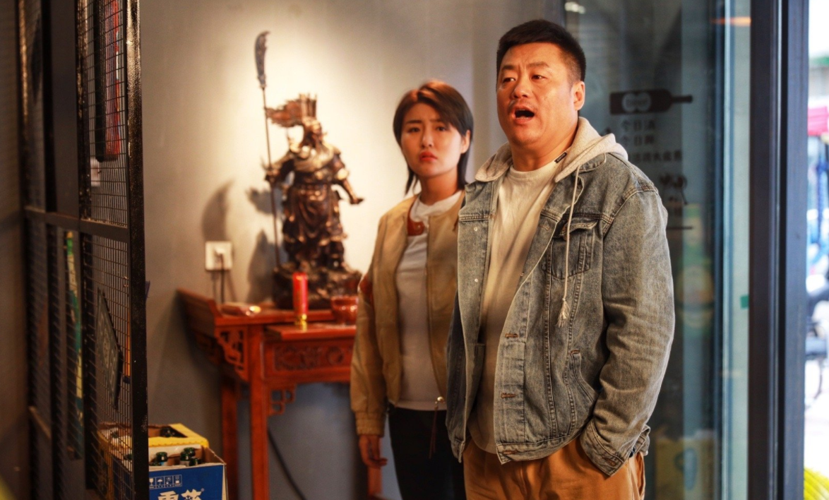 本山传媒娇娇太高调!浑身翡翠开百万豪车,未婚生娃获千万分手费