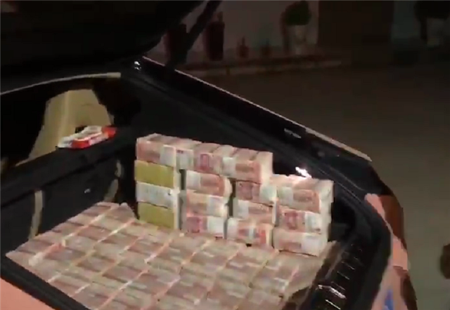 满满后备箱全是现金,画面感十足-新浪汽车