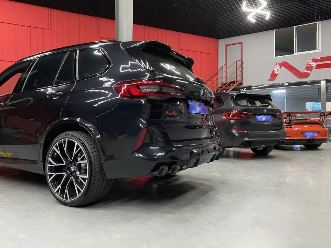 宝马x5m绝美大片出炉这样的黑武士岂不是人见人爱