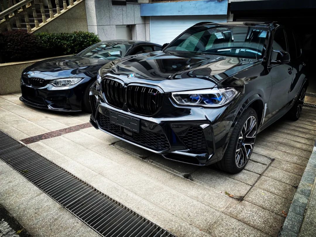 宝马x5m绝美大片出炉这样的黑武士岂不是人见人爱
