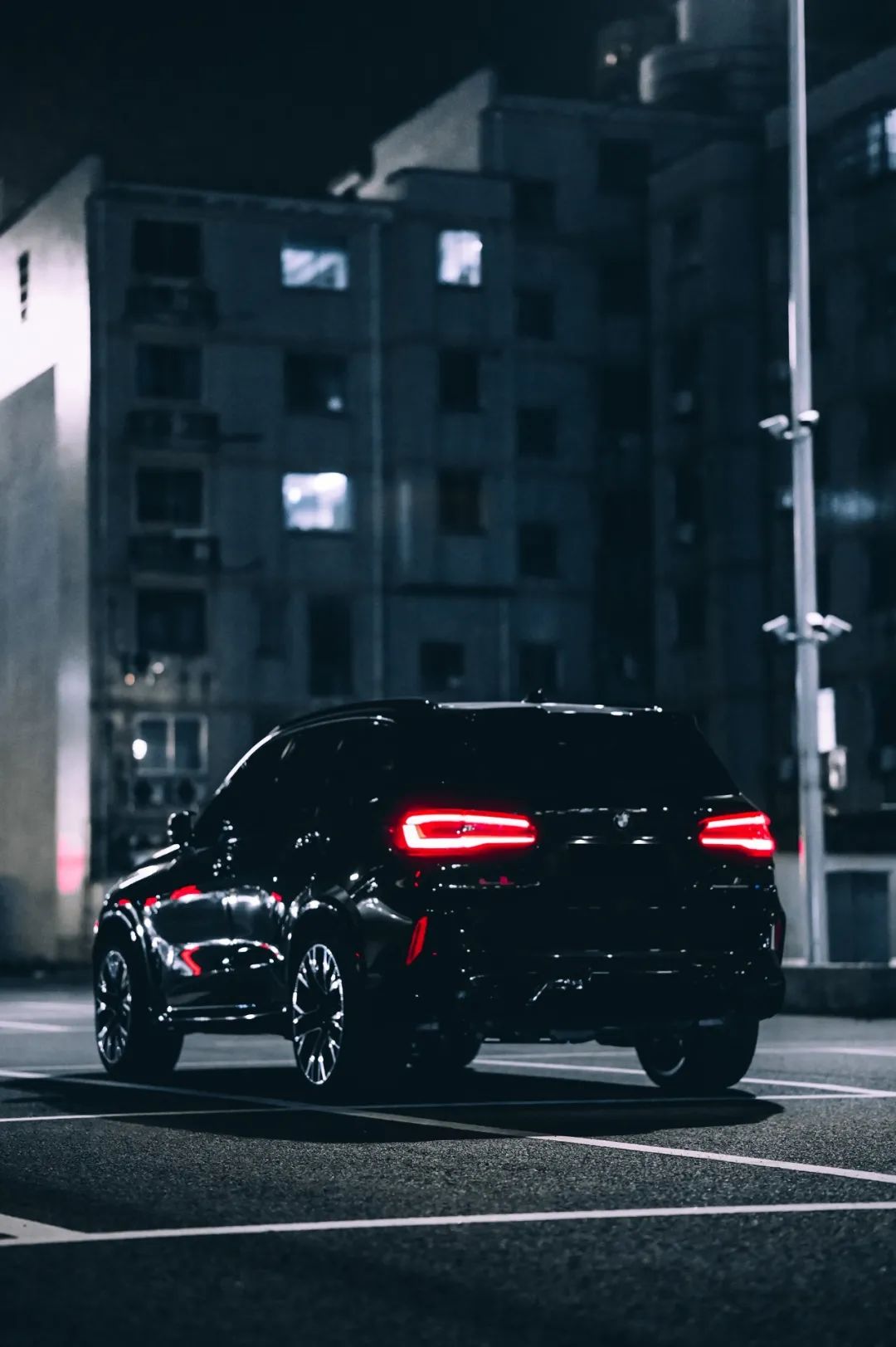 宝马x5m绝美大片出炉这样的黑武士岂不是人见人爱