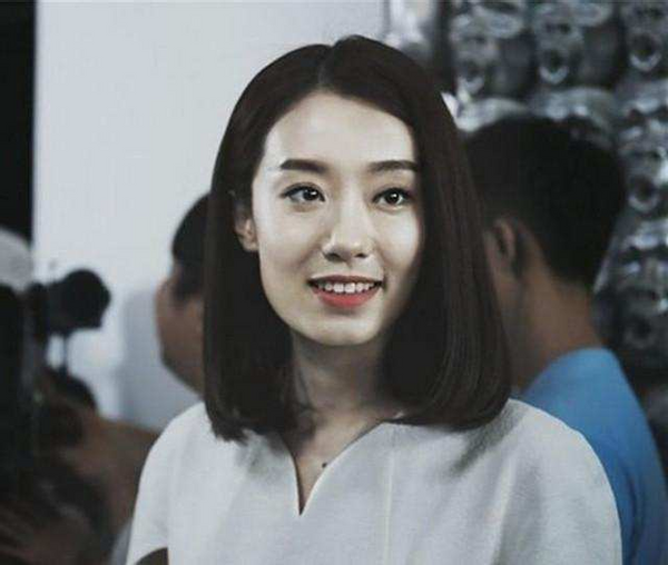 张小斐早年性感照曝光!穿紧身红裙侧躺椅上,背部露出大片肌肤