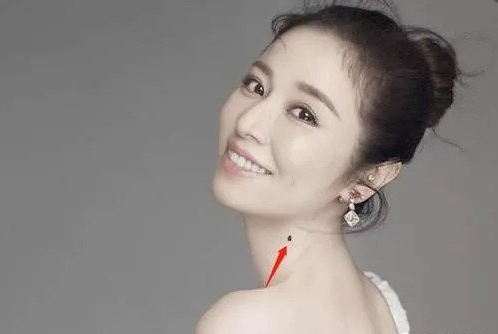 3,脖子上长痣在女人脖子上的痣,又称作"天鹅颈上痣",有这样的痣的人