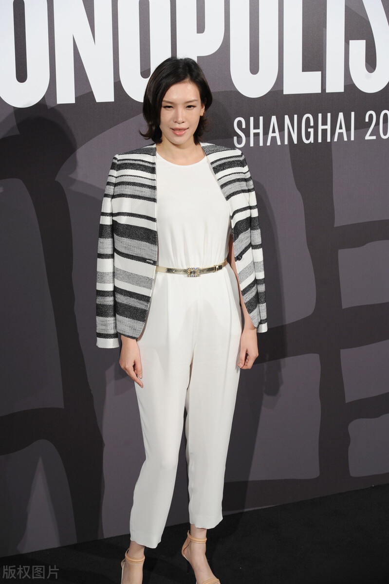 佟晨洁亮相气场强大似走秀