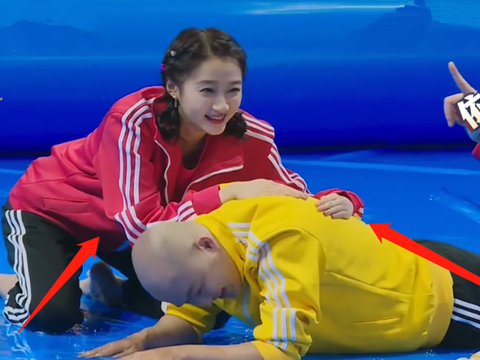 王牌全员玩叠罗汉关晓彤的手势亮了是对包贝尔夫妇最大的尊重