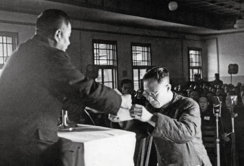 溥仪出狱后，去看望寺庙里的老太监，太监是怎么称呼他的？休闲区蓝鸢梦想 - Www.slyday.coM