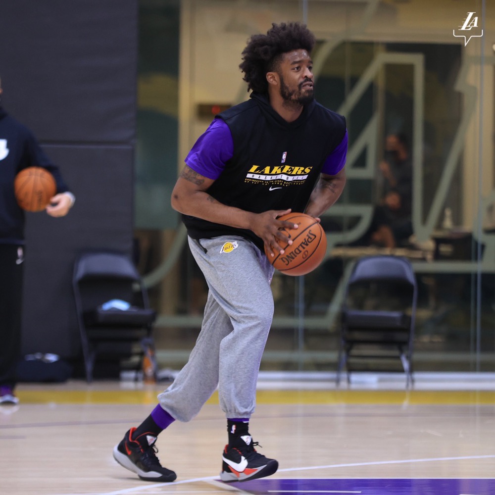 詹皇领衔!湖人官推晒球队训练照,随后迎坏消息,施罗德归期未定