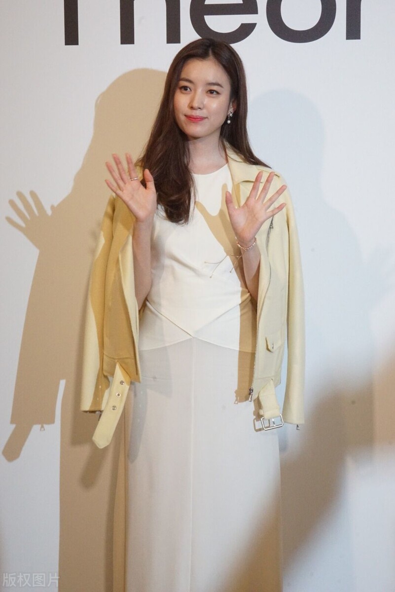 韩孝周礼服亮相 气质让人刮目相看