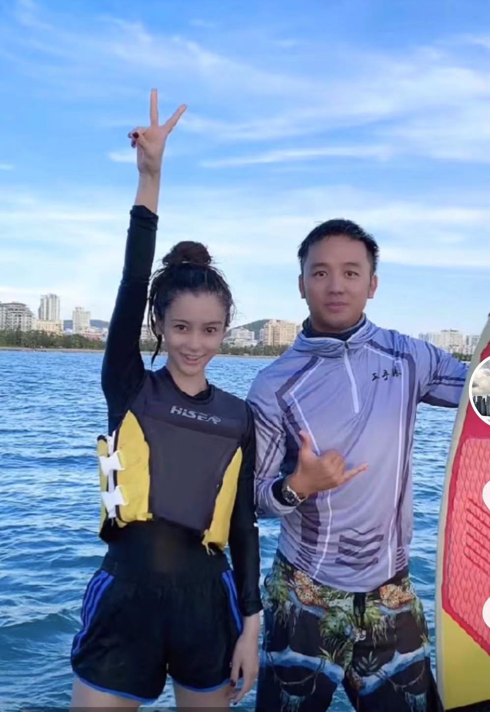 网友偶遇baby,现身三亚跟某男星冲浪,心情不受舆论影响