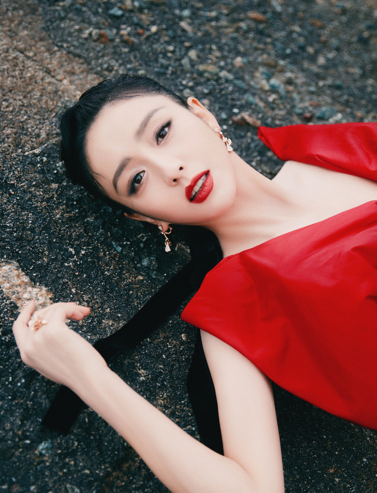 又被佟丽娅惊艳到了身穿红色连衣裙华丽高级喜庆显白又有气场