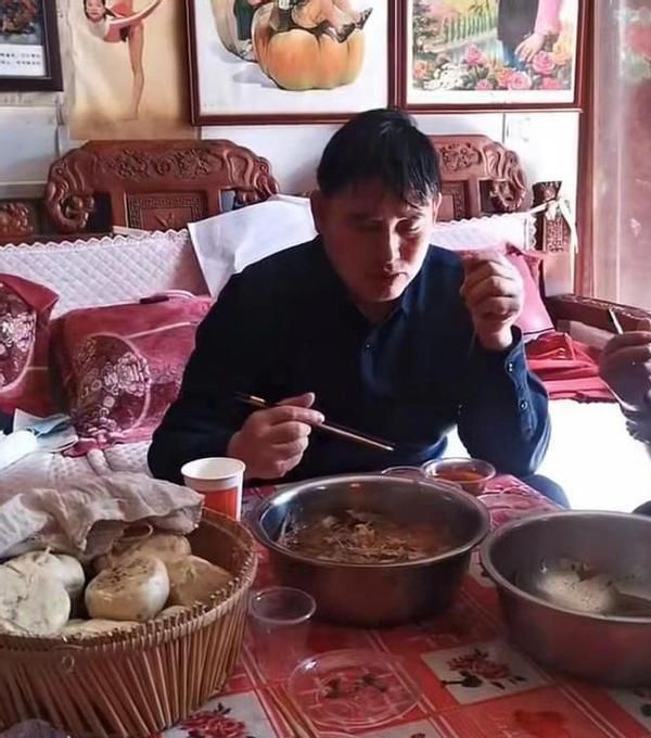 大衣哥作秀翻车被嘲?吃发霉长斑馒头引争议,勺子盛汤撒一地油水