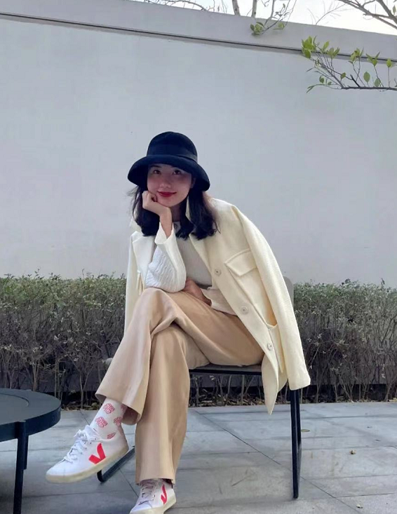 董花花开豪车载儿子露营,蒋凡疑一同出行给妻儿煎牛