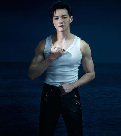 辰亦儒新剧晒洗衣板腹肌身材养眼吸睛