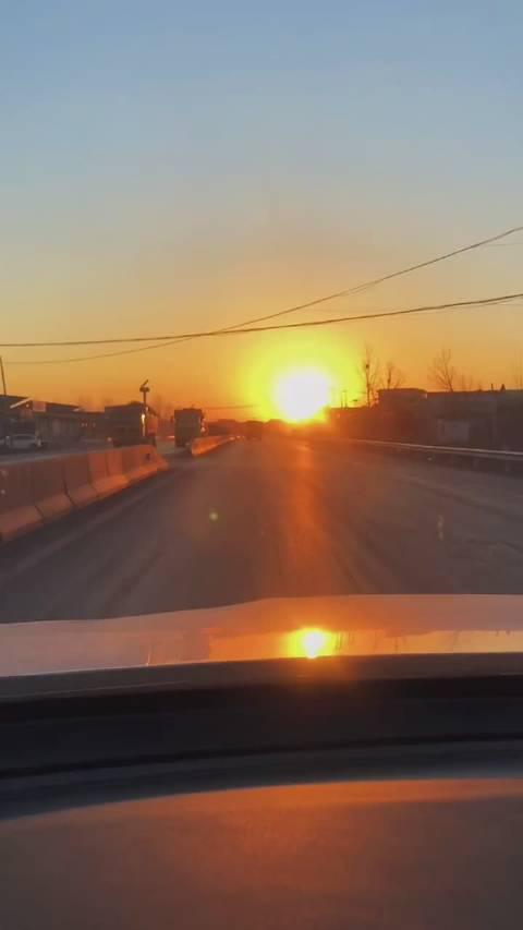 小时候害怕天亮,因为天亮了就得上学,现在更害怕天亮