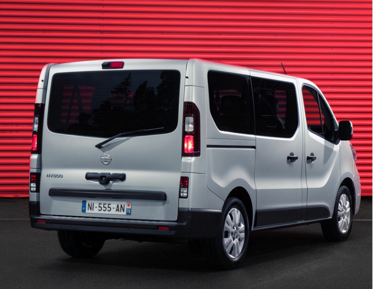 综合来看日产nv300空间大,能满足商用和家用两种需求,但是这台车却