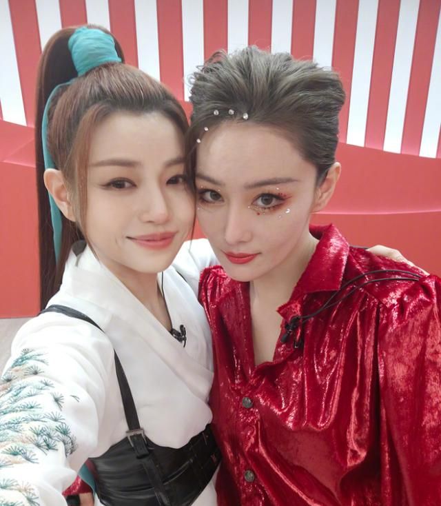 娃娃脸有多优越?陈妍希张馨予合影,明明差了4岁,却像是两辈人