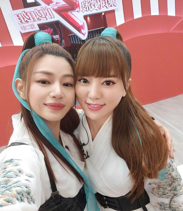 娃娃脸有多优越?陈妍希张馨予合影,明明差了4岁,却像是两辈人