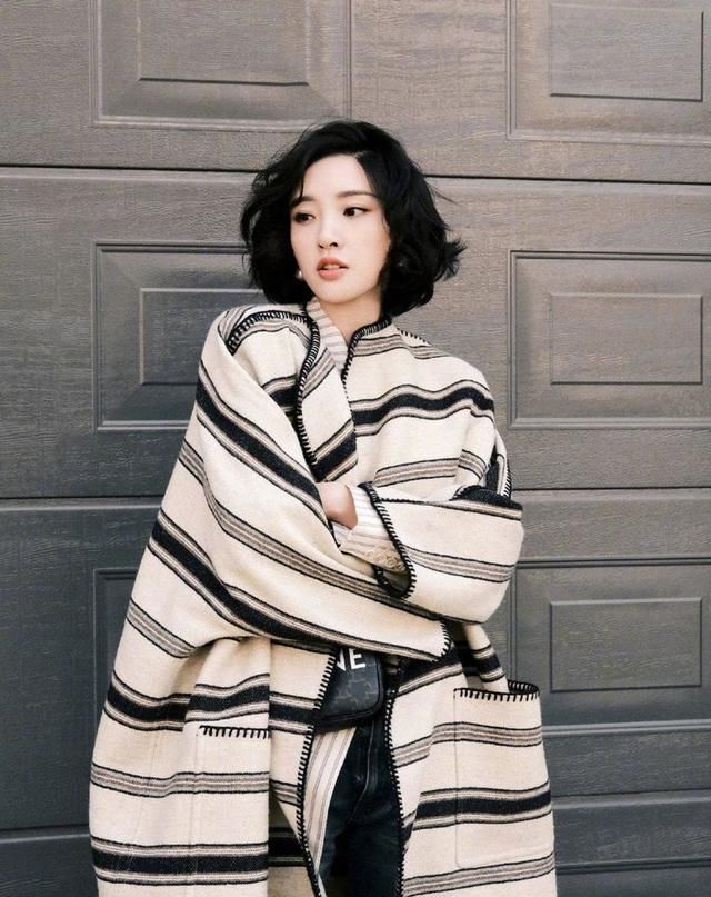 唐艺昕新短发灵动活力,穿斗篷大衣迎阳而上,休闲与惬意并存