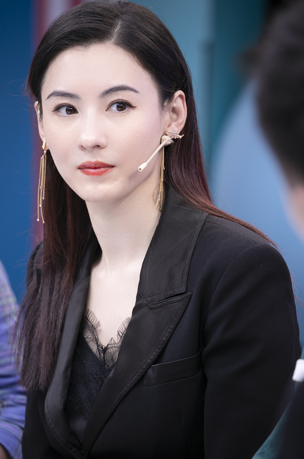 张柏芝全新发色走红网络!半黑半红引领潮流,还意外很显白