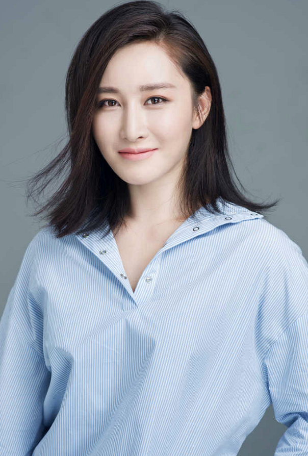 不懂蒋璐霞为何留短发?看她往年长发模样,比杨幂还要美