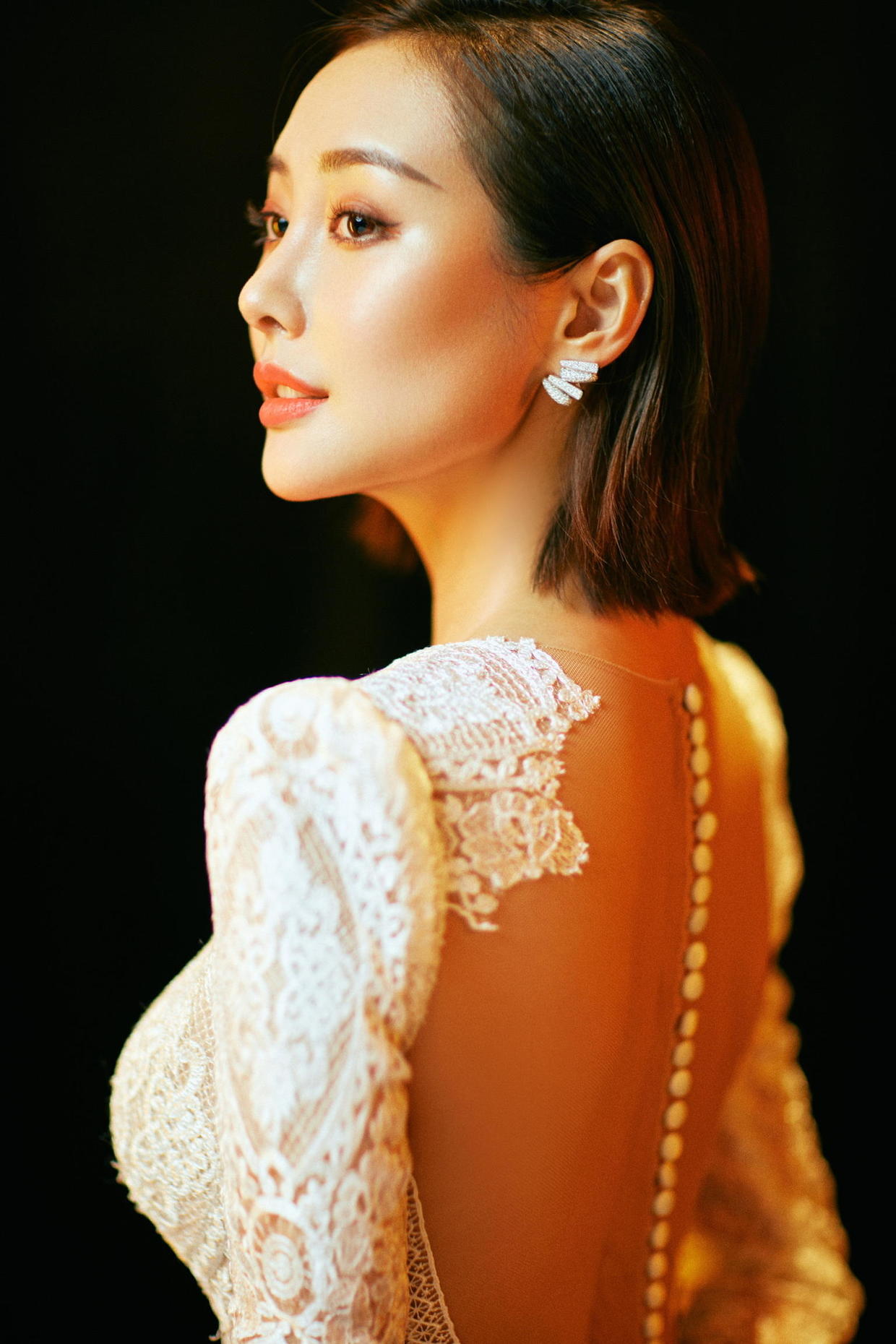 李纯真是尤物身材,一袭蕾丝连衣裙镂空 露背太美,没身材不敢穿|李纯